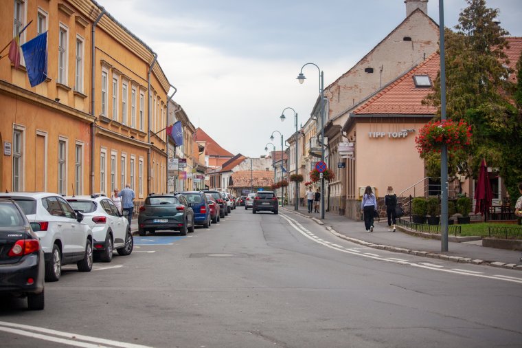 Aszfaltozott utcákat kénytelenek kockakővel burkolni Székelyudvarhelyen