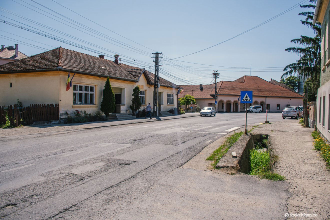 Lényegében csak az utca másik felére költözött át a szentmártoni hivatal •  Fotó: László Ildikó