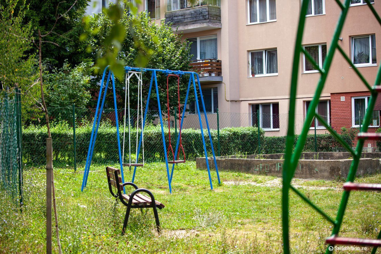 Összesen 1,3 millió lejbő építenék újjá a Téglavetők bejáratnál lévő játszóteret •  Fotó: Csató Andrea