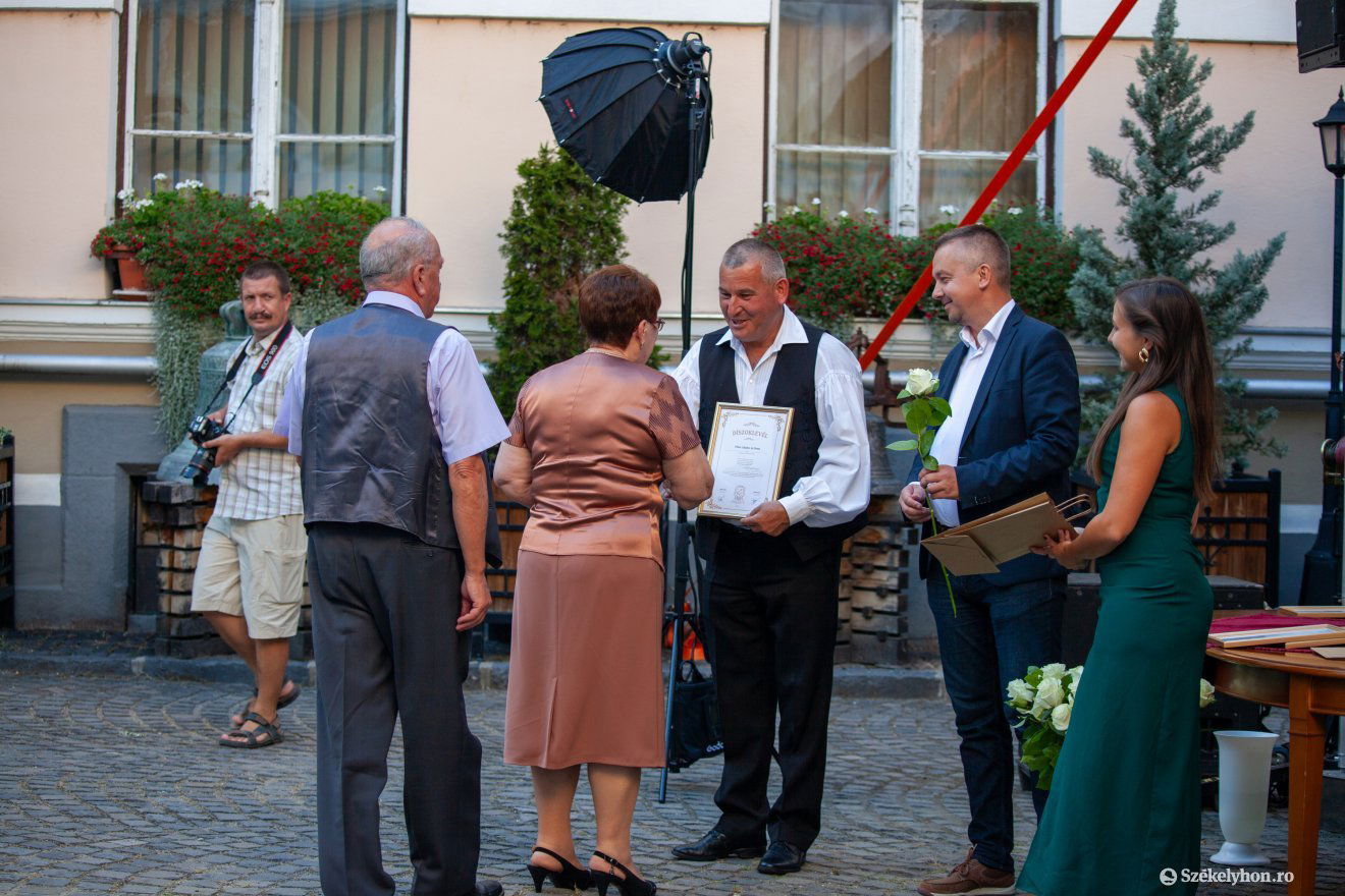 A házaspárok kitartásáért, hűségéért és egymás iránti szeretetéért gratulált a polgármester •  Fotó: Csató Andrea