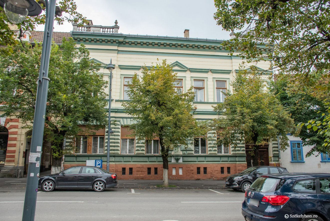A művészetisek Kossuth Lajos utcai épületének tetőzetére fektettek ezúttal hangsúlyt •  Fotó: László Ildikó