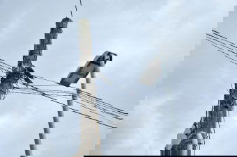 Villanyoszlopokat cserélnek Betfalván, együttműködésre kérik a lakókat