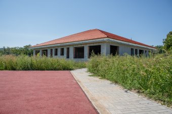 Áll a munkálat, új kivitelezőt keresnek a homoródszentmártoni napközi megépítésére