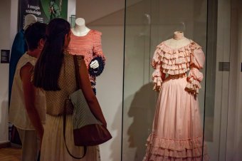 Még két hónapig megtekinthető Székelyudvarhelyen a múltbeli Budapest divatja