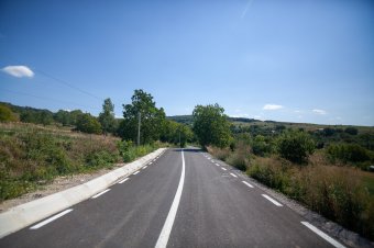 Aszfaltozott úton lehet eljutni Sándortelkére