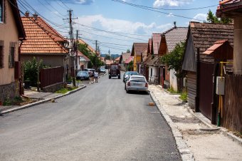 Hidakat szélesítenek, aszfaltot terítettek le Szentegyházán