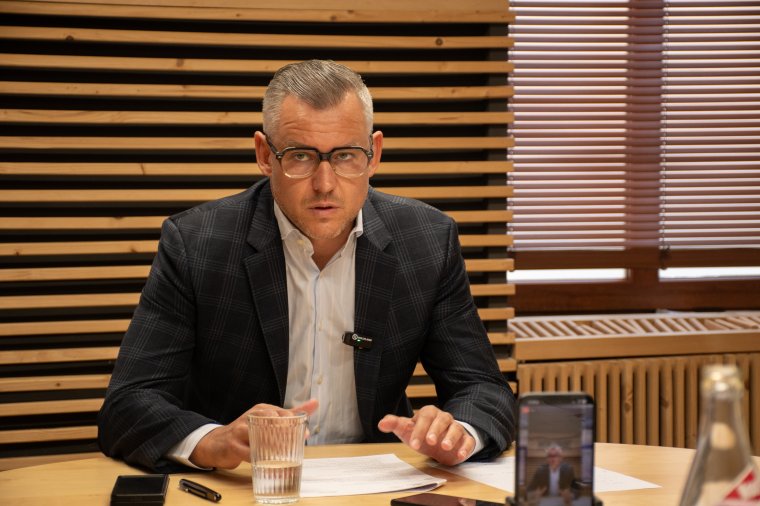 RMDSZ-es szenátor is ült a magángépen, amely alkotmánybírót és több üzletembert is egy görög szigetre repített
