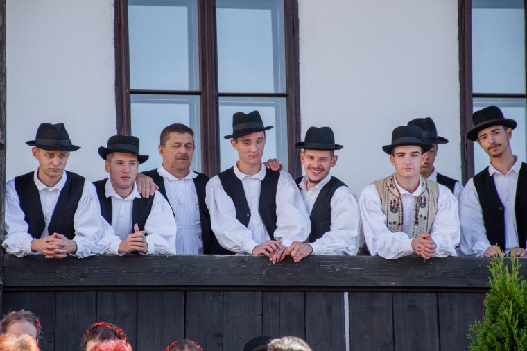Jótékonysági mellényvarrás az Erdélyi Hagyományok Házában