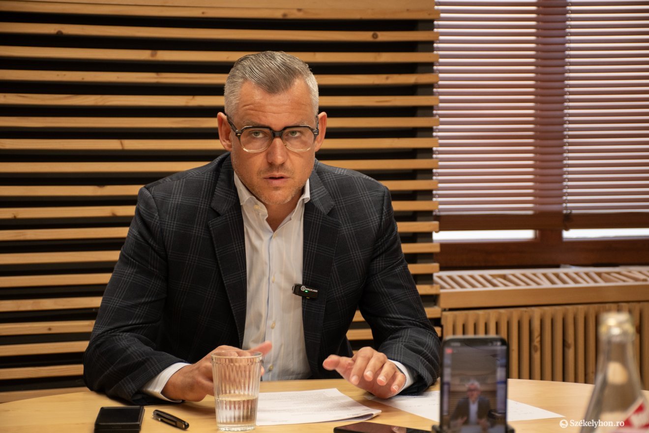 Utazás. A Míkonoszra tartó magángépen Antal Lóránt, az RMDSZ szenátora is ott volt