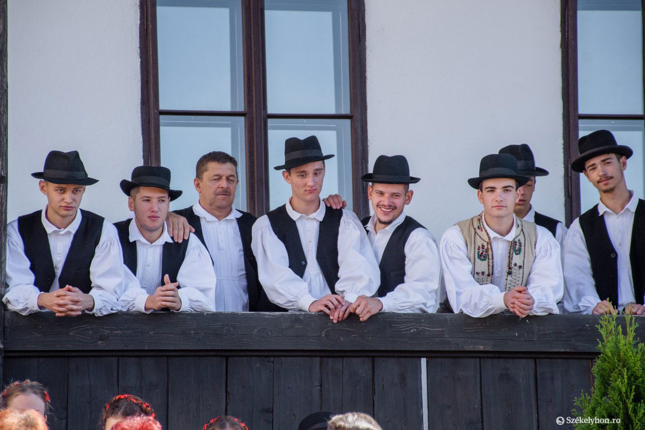 mellényvarrás, jótékonyság