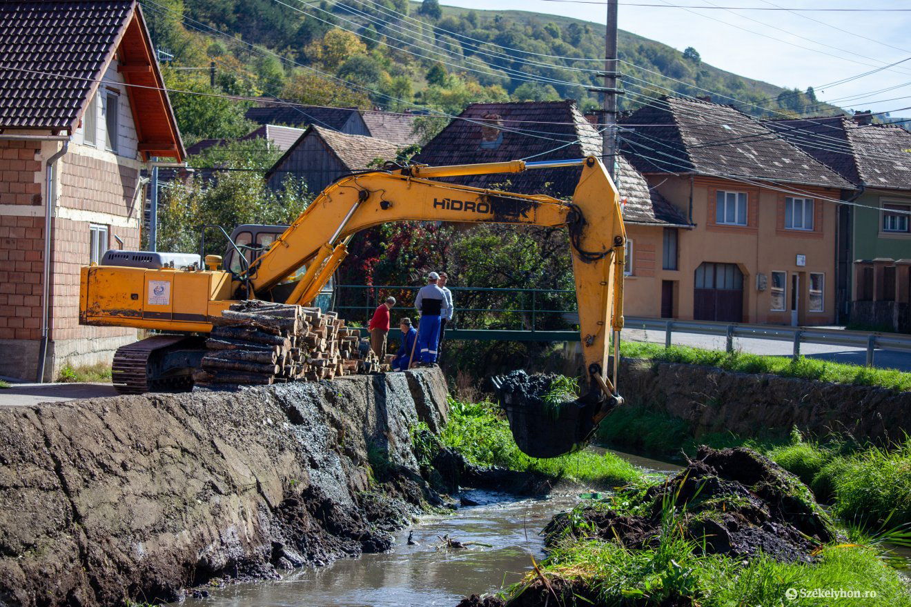 Néhány száz méteres az a szakasz, ahol most elvégzik a medertakarítást •  Fotó: Csató Andrea
