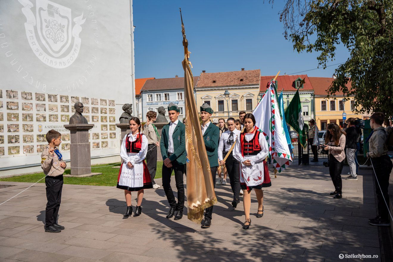 A Baczkamadarasi Kis Gergely Református Kollégium újraindításának 30. évfordulóját és új épületének elkészültét is ünnepelték a romániai református iskolák országos tanévnyitóján •  Fotó: Csató Andrea