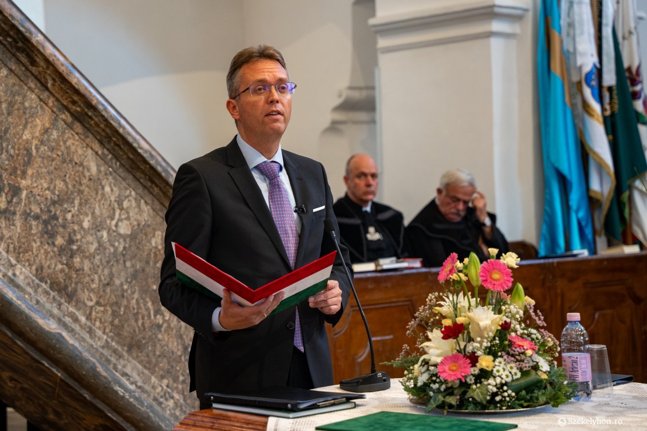 Hankó Balázs a belvárosi református templomban mondott beszédében hangsúlyozta: az anyaországi és külhoni magyarok egy nemzet tagjai, mely több mint ezer éve büszkén áll Európa közepén •  Fotó: Csató Andrea