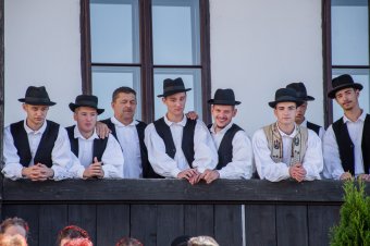 Jótékonysági mellényvarrás az Erdélyi Hagyományok Házában