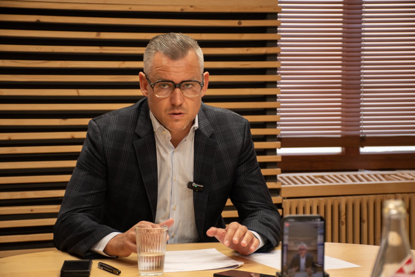 RMDSZ-es szenátor is ült a magángépen, amely alkotmánybírót és több üzletembert is egy görög szigetre repített