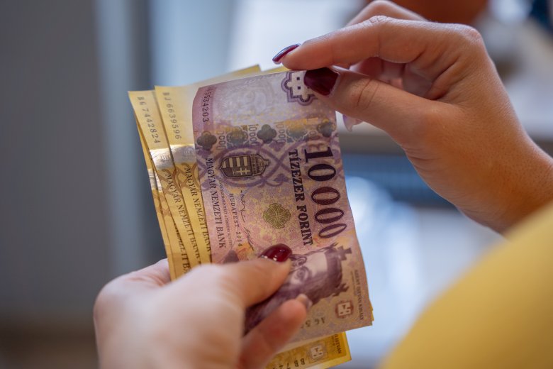 Átlagfizetés Magyarországon és Romániában: összehasonlítottuk a legfrissebb adatokat