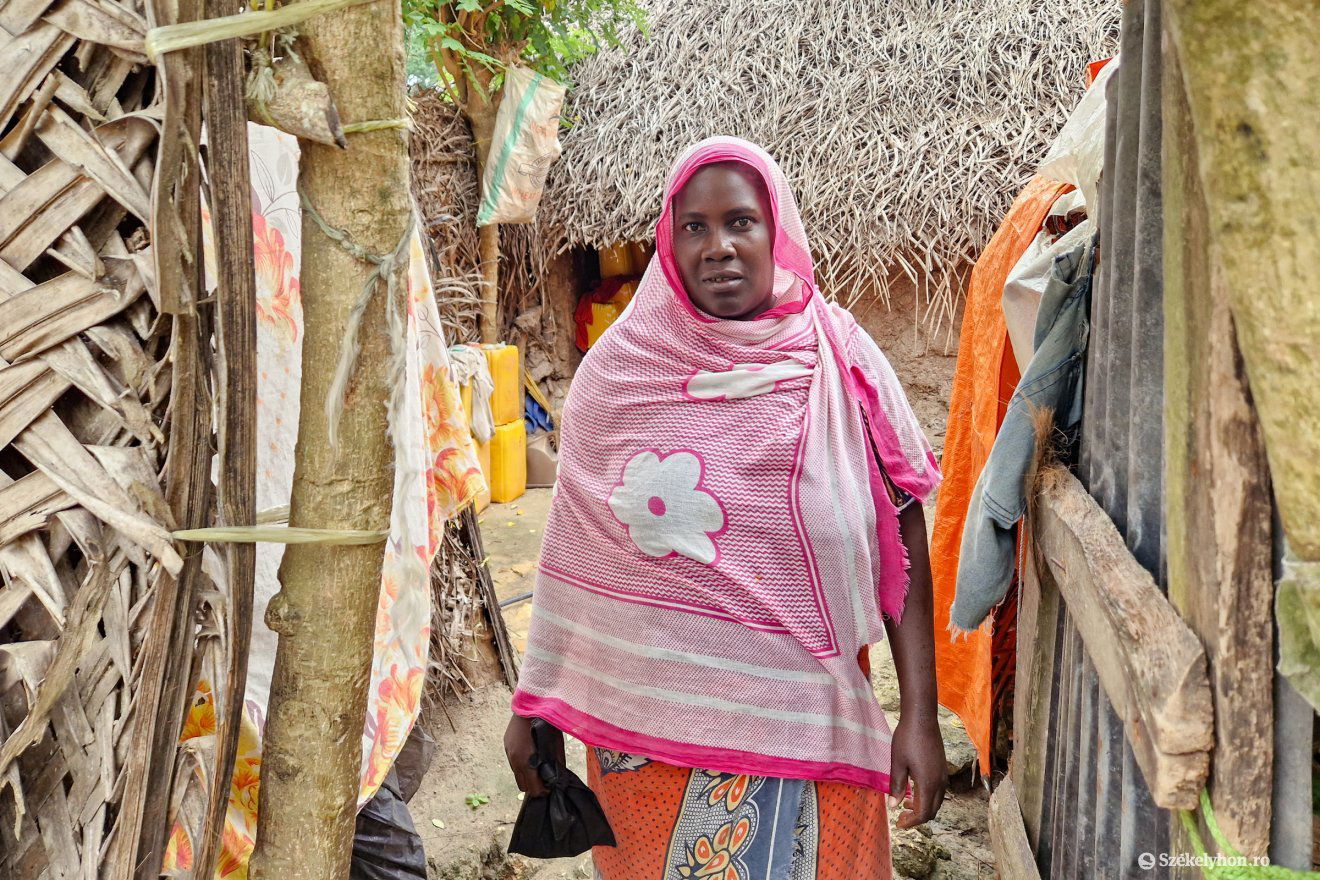 Zanzibári nő a háza előtt •  Fotó: Fülöp-Székely Botond