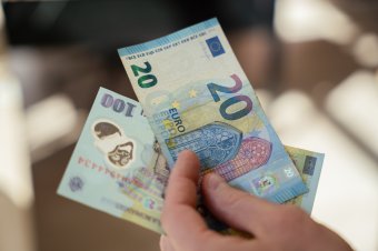 Mérséklődött a sokkhatás: hajszálnyit csökkent, de még 5 lej fölött az euró, lassult a ROBOR növekedése