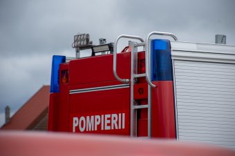 Hargita megyében egy lángoló tető alól mentettek ki három embert a tűzoltók