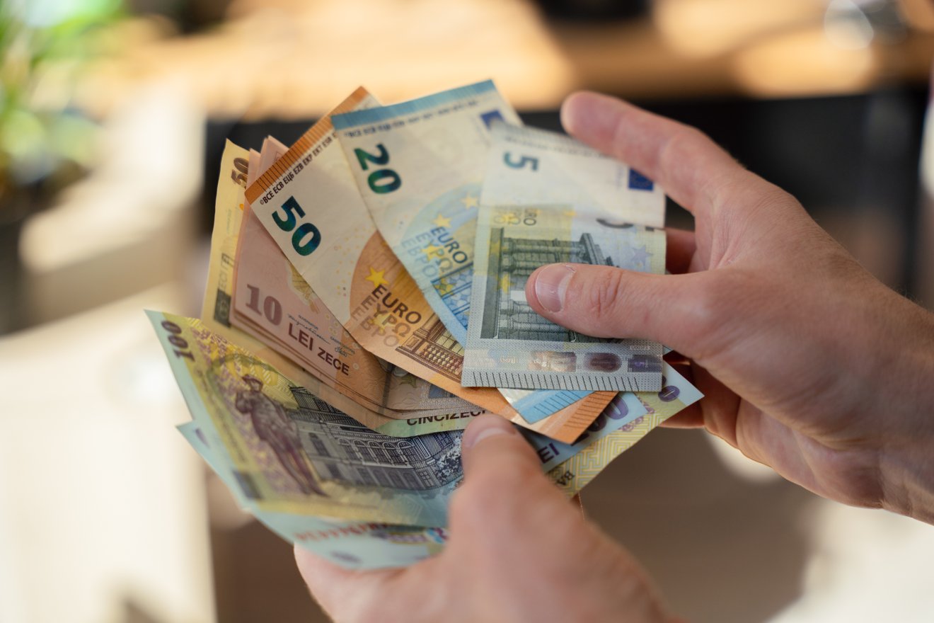 Történelmi mélypontra került a lej az euróhoz képest