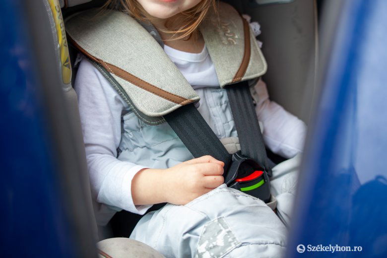 Amíg az apa letette a bölcsiben a gyereket, addig az autóban maradt másik fiúval ellopták a kocsit