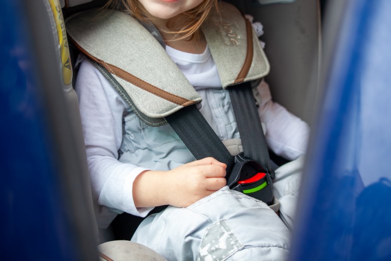 Amíg az apa letette a bölcsiben a gyereket, addig az autóban maradt másik fiúval ellopták a kocsit