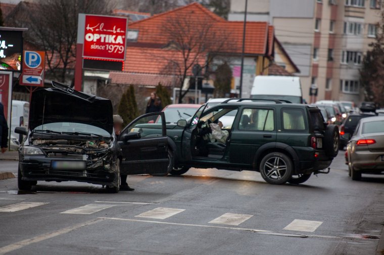 Több autó ütközött össze Székelyudvarhelyen – frissítve