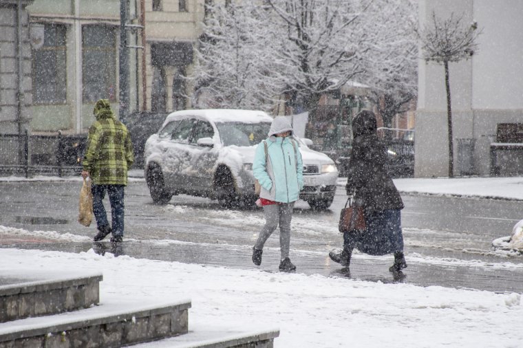 Több tízezer háztartásban nincs villany, pedig a hatóságokat „ezúttal nem lepte meg a tél”