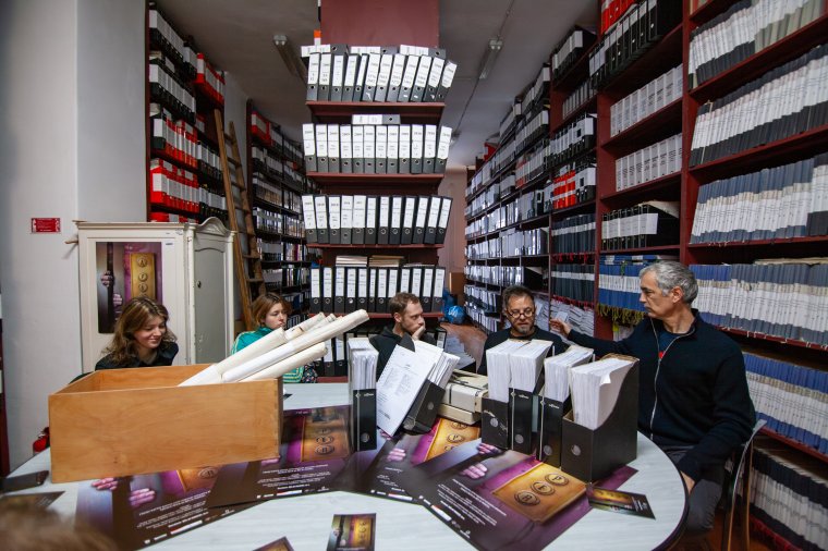 A bürokrácia útvesztőiben – kafkai világ az irattárban és a színpadon