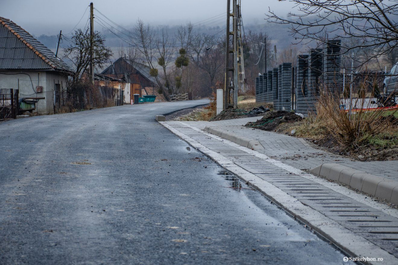 Székelyszentléleken már egy réteg aszfalt is került az útfelületre •  Fotó: László Ildikó