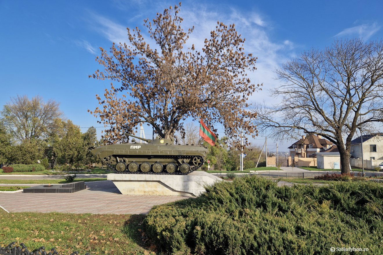Tank egy emlékművön Tiraszpolban •  Fotó: Fülöp-Székely Botond