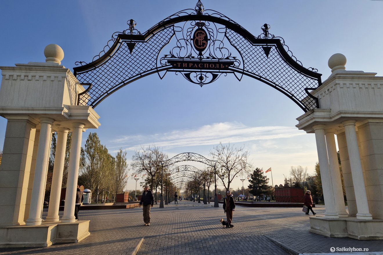 A tiraszpoli park bejárata •  Fotó: Fülöp-Székely Botond