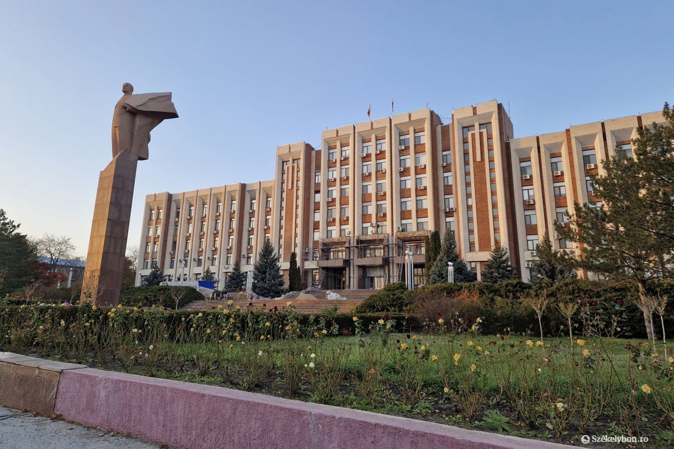 Lenin-szobor a parlament előtt •  Fotó: Fülöp-Székely Botond