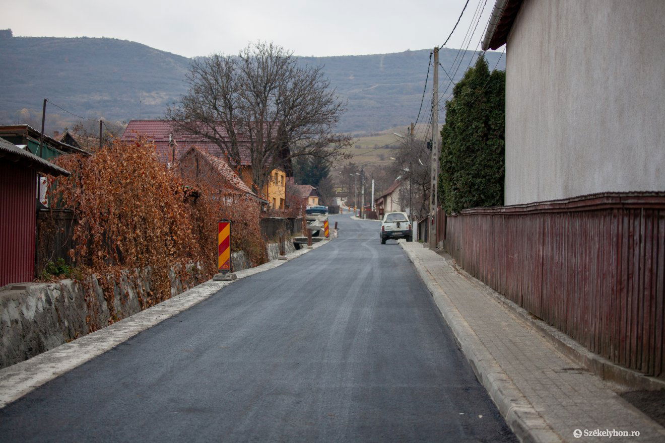 Az aszfaltozás megtörtént, kisebb munkálatok maradtak hátra •  Fotó: Csató Andrea
