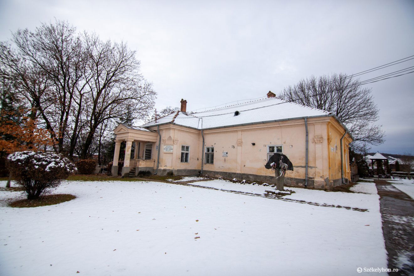 A tetőszerkezet rendbetételével és a villanyhálózat modernizálásával kezd a kivitelező •  Fotó: Csató Andrea
