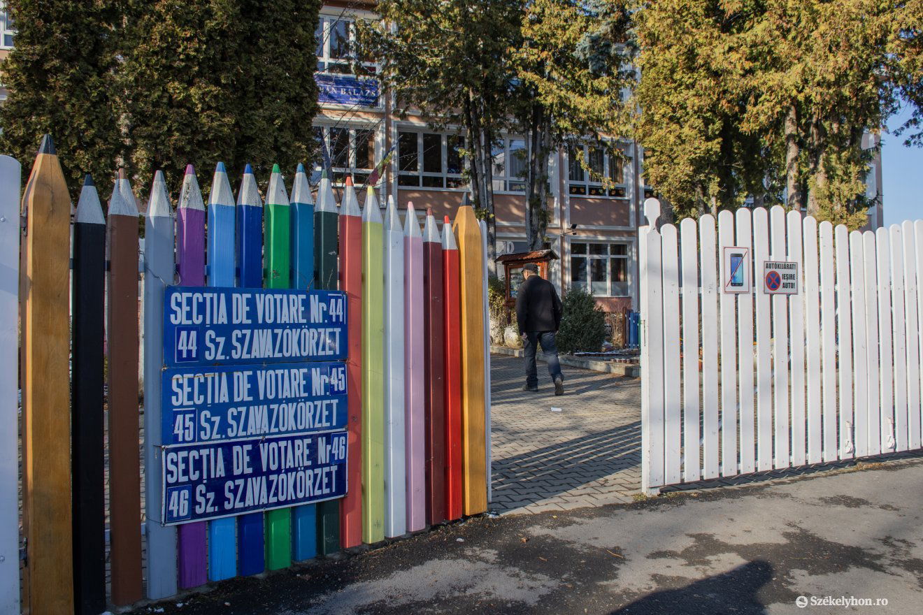 Az idősebb szavazók örültek Székelyudvarhelyen, hogy a járdák teljesen jég- és hómentesek •  Fotó: László Ildikó