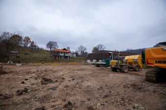 Elkezdték építeni a parajdi szolgálati lakásokat, haladnak a bölcsődével is