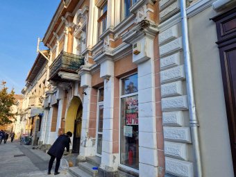 „Jó, hogy nem ütött oda valakit” – épületdarabok hullottak a járdára Székelyudvarhely központjában