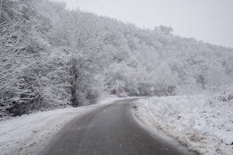 Sűrű havazásra és erős szélfúvásra adtak ki riasztást