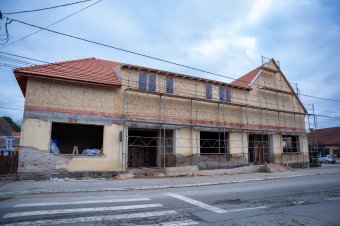 Ha minden így halad, jövőre pont kerülhet a homoródszentmártoni községháza bővítésére