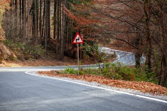 Leaszfaltozták a Pálpatakára vezető utat, felújított iskolákat avattak