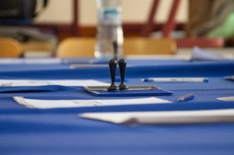 Kampány kampány hátán: rajtol az időközi helyhatósági választások korteshadjárata