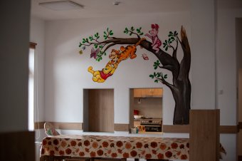 Ahol a nap minden percében, az év minden napján figyelni kell a gyerekekre