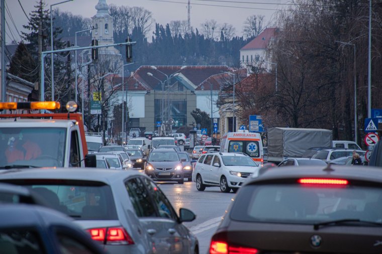 Megnyomorítja Székelyudvarhely közlekedését a karácsony előtti hajrá