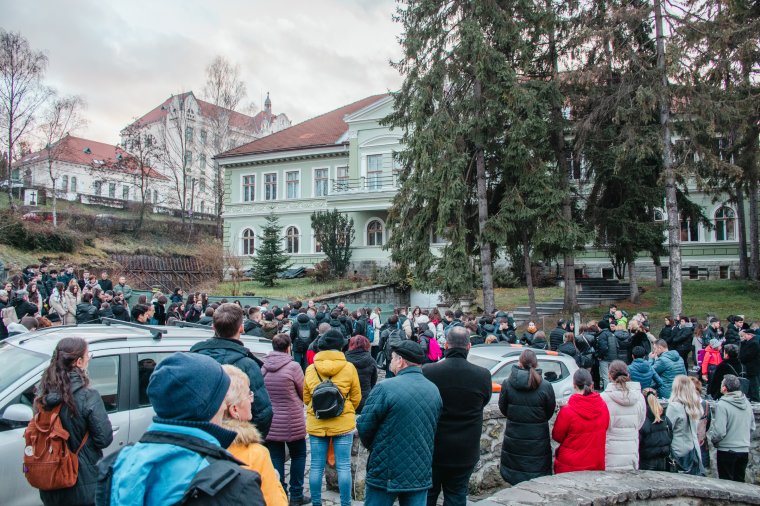 Megrendítő csendben emlékeztek a székelyudvarhelyi bentlakás-tragédia áldozataira
