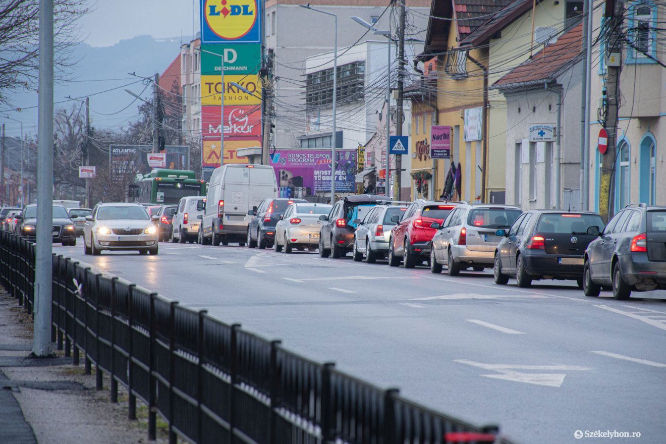 Kígyózó sorokban vesztegeltek az autók a Bethlen Gábor utcában •  Fotó: László Ildikó