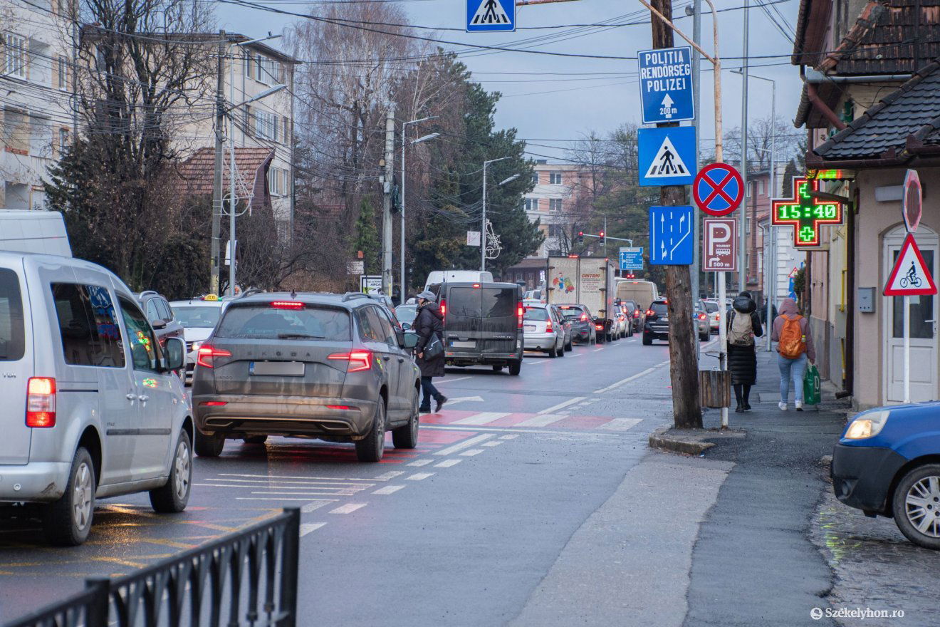 Székelyudvarhely számos pontján néhány perces várakozási idővel kellett számolniuk a sofőröknek •  Fotó: László Ildikó