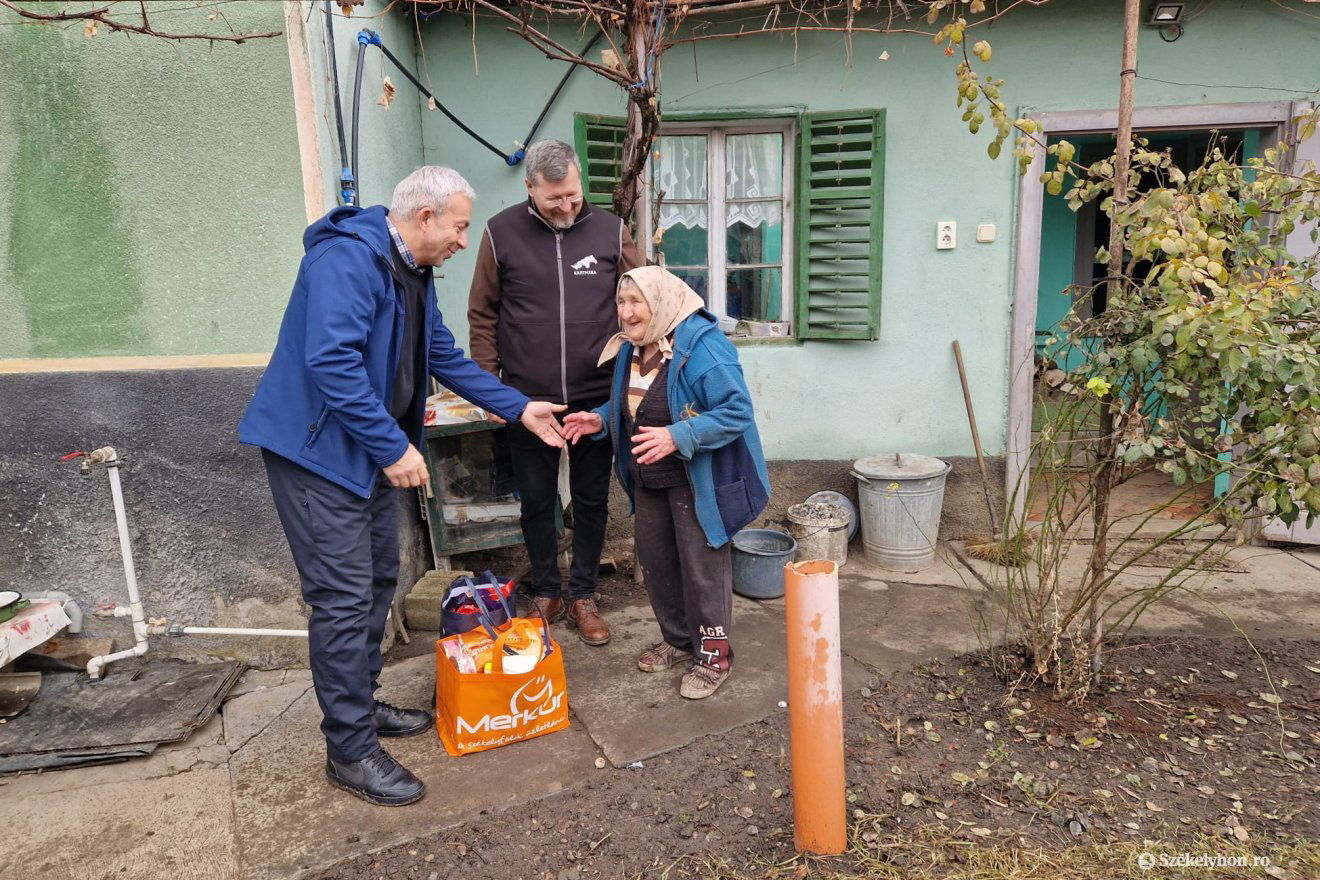 Sikerült örömöt csalni az emberek arcára, szeretettel fogadták az ajándékokat •  Fotó: Székelyhon