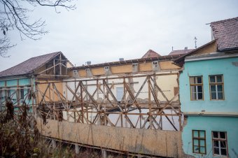 Gyásznapra ébredt Székelyudvarhely, megszólalnak a harangok a beomlott bentlakás áldozataiért