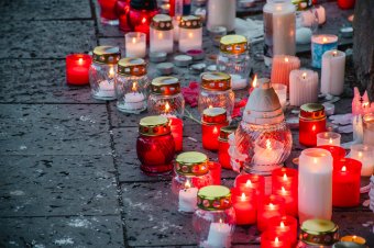 Egyhetes gyászt hirdettek Észak-Macedóniában a diszkótűz áldozatainak emlékére